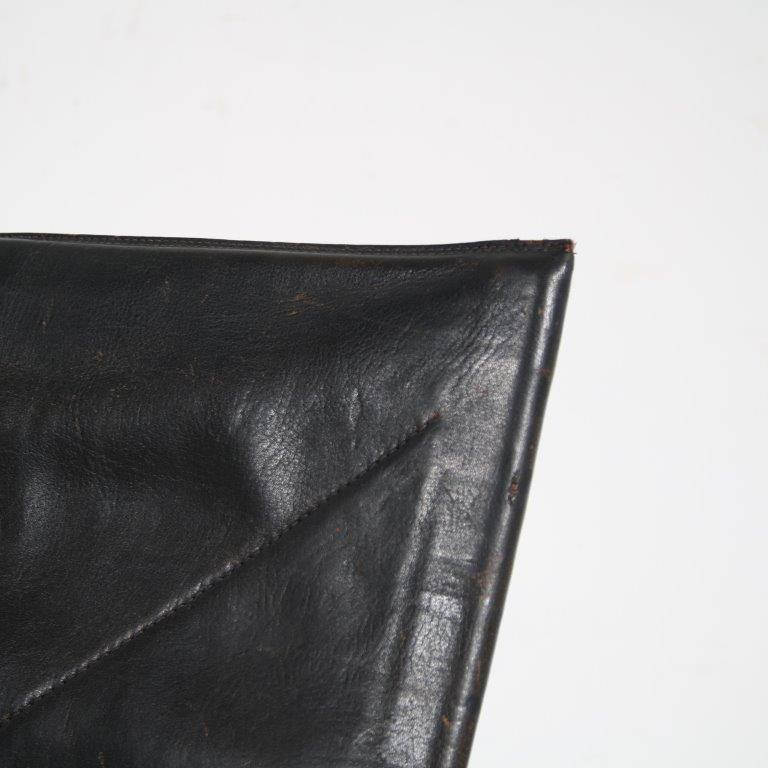 m25558 1960s Pair of easy chairs model PK22, original black leather with chrome metal base Poul Kjearholm Kold Christensen / Denmark